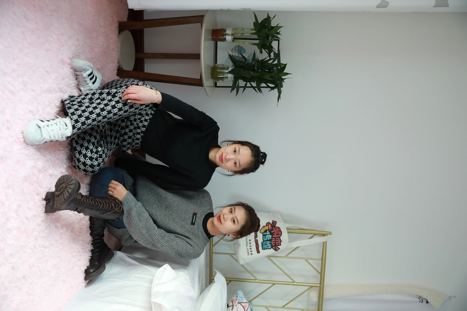 物恋传媒 NO.657 闺蜜-雪里双生 2